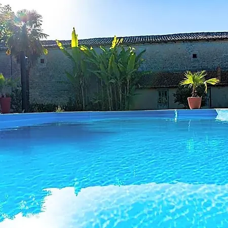 Bed & Breakfast Logis De Tirac 3*
