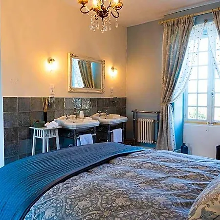 Logis De Tirac Bed & Breakfast